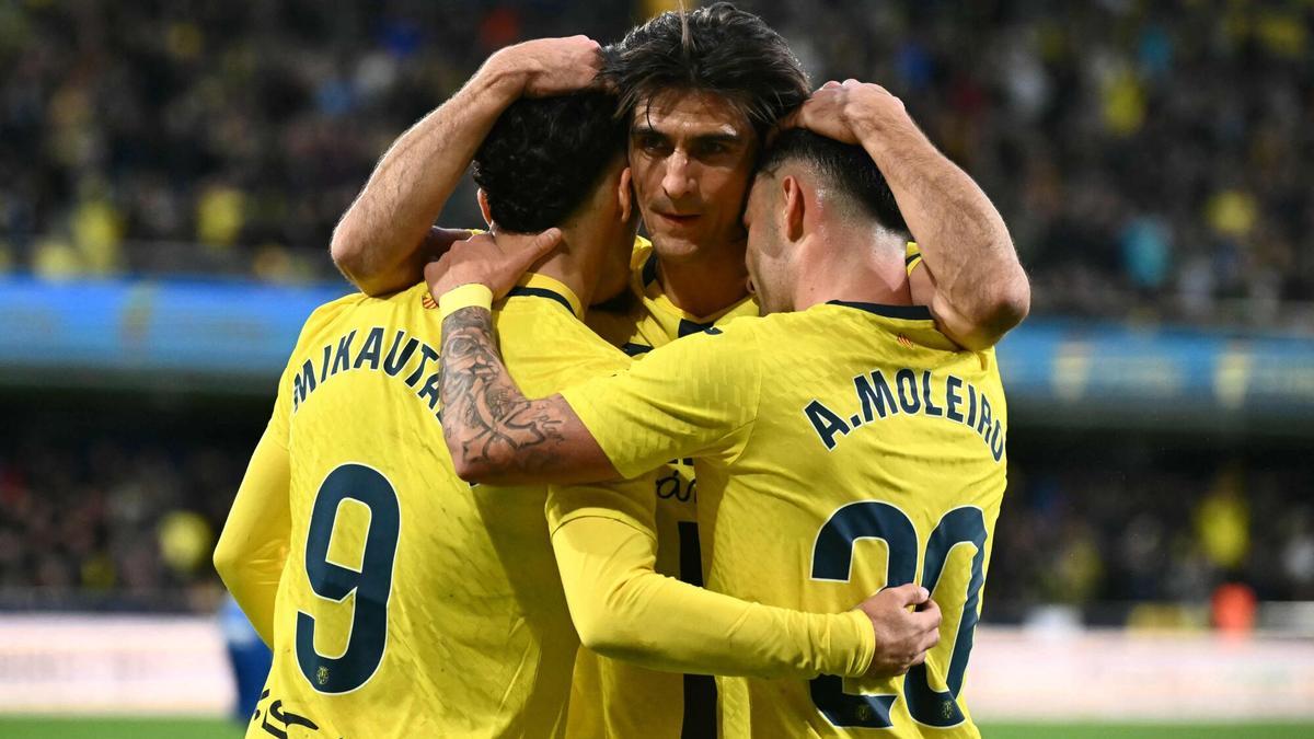 Los jugadores del Villarreal celebran uno de los goles.