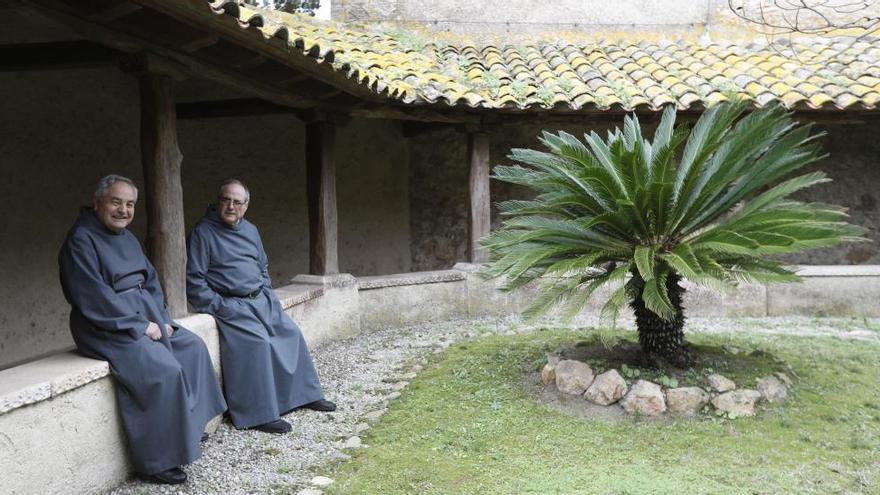 Dos monjos al claustre del monestir de Solius
