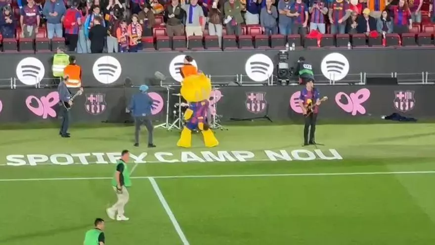Lax’n’Busto i Cat animan con “Llença’t” el descanso en el Spotify Camp Nou