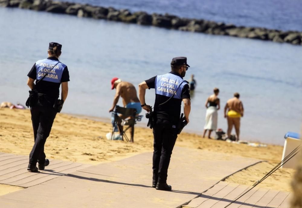 Primeros bañistas en la playa de Las Teresitas