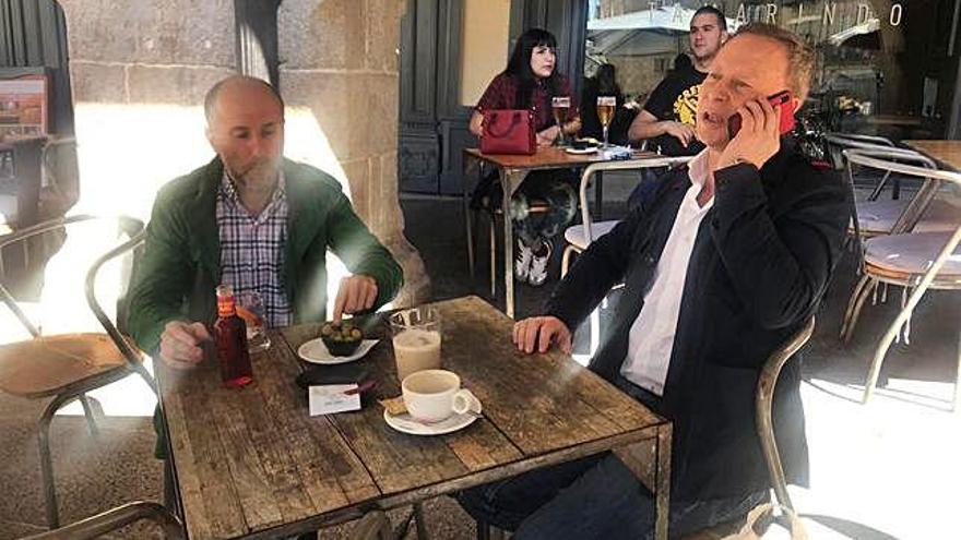 Pérez Jácome y Rodríguez Vilarino en una terraza de la plaza Maior de Ourense.