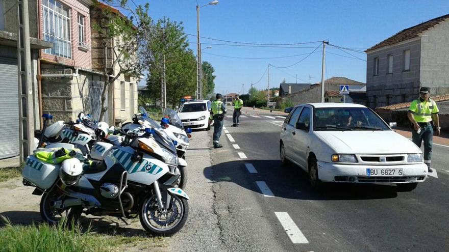 Guardias de Tráfico, en uno de los controles  // FdV