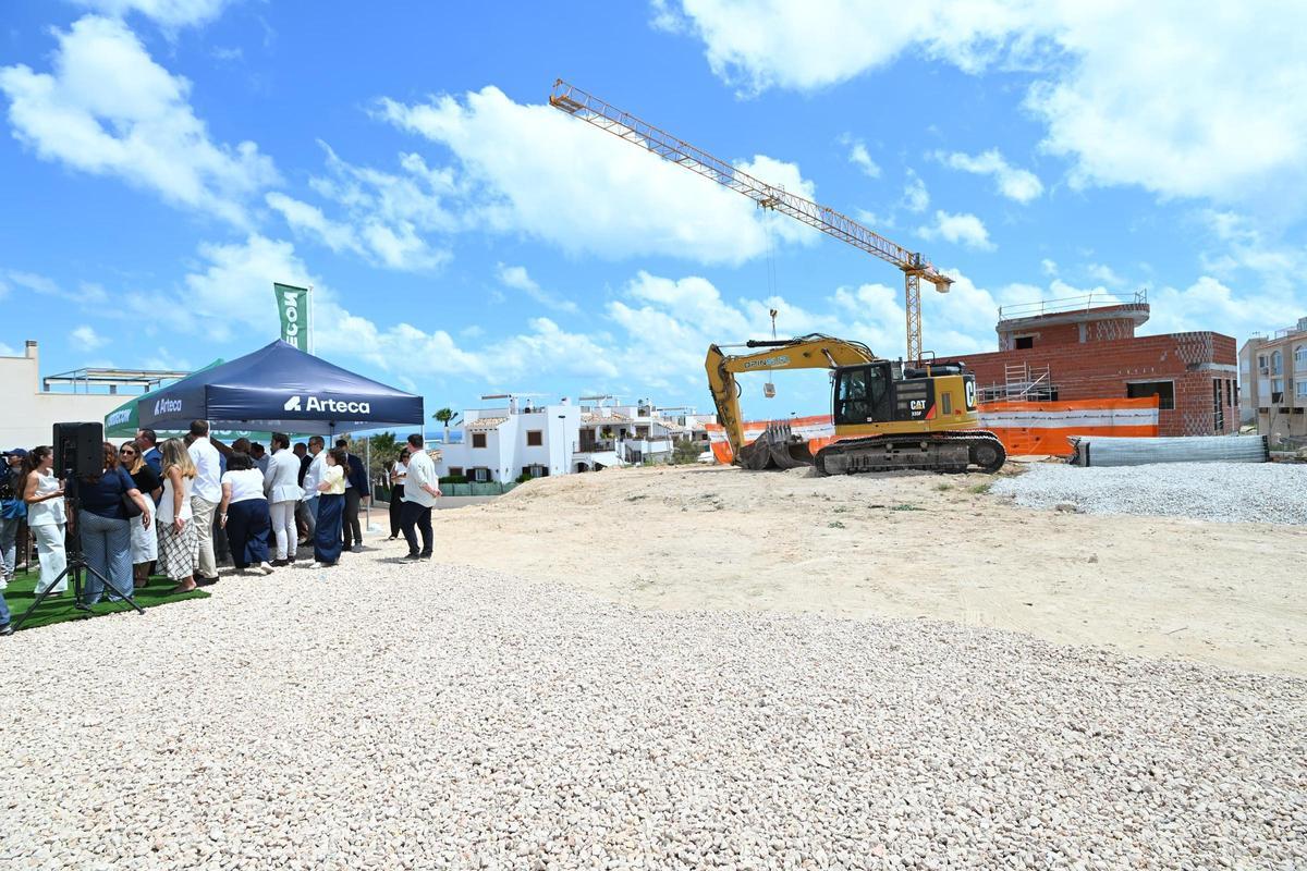 Parcela de 3.600 metros cuadrados donde se construirá un edificio en forma de U con vistas al mar