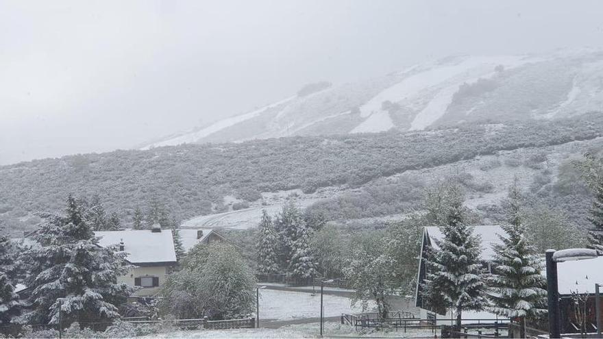 Nieve en San Isidro y Pajares, granizo en Langreo: el atípico tiempo del mayo asturiano