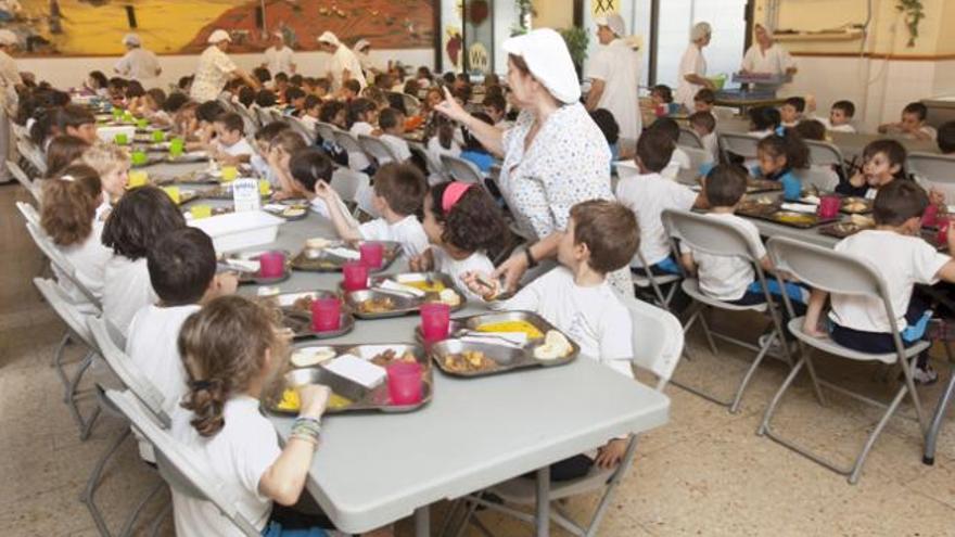 Un grupo de niños, en el comedor del colegio Iberia. | jua carlos castro