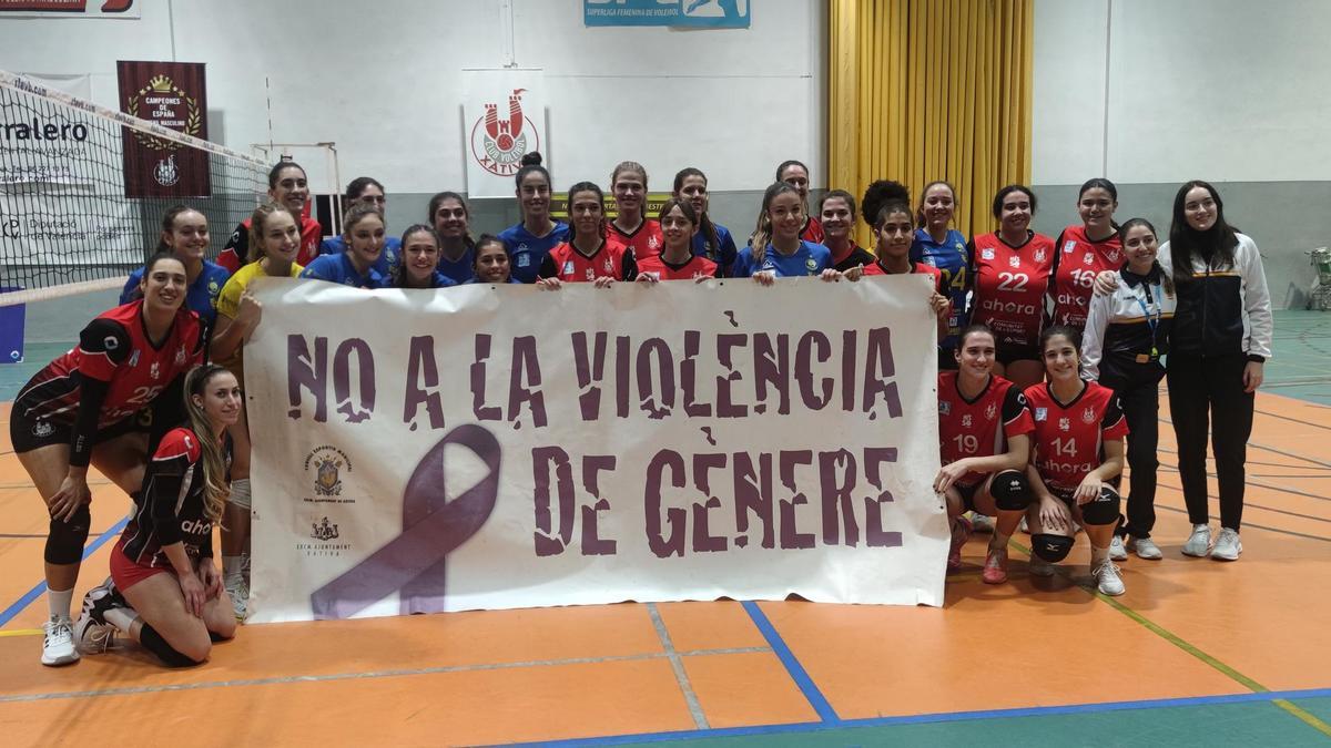 El equipo de liga de plata española femenina Superliga2 de Xàtiva, que junto a las jugadoras del Hidramar Gran Canaria participaron activamente en la celebración del 25N Contra la violencia de genero.