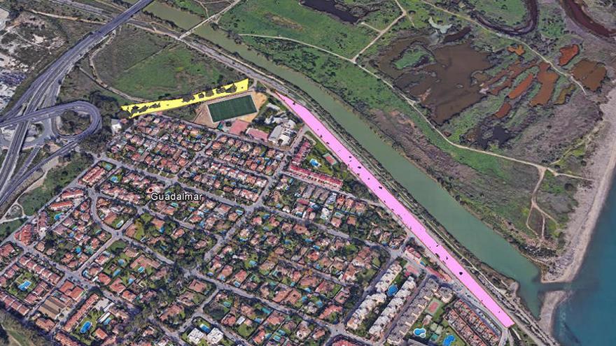 Detalle del paraje natural de la desembocadura del Guadalhorce. La lengua de color rosa se corresponde con la parte desbrozada del canal, que conduce al tramo pluvial a intervenir, marcado por un indicador en amarillo. También en el mismo tono, el área que será limpiada la próxima semana.