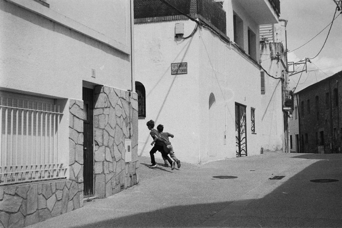 Dos infants corrent pels carrers de Llançà.