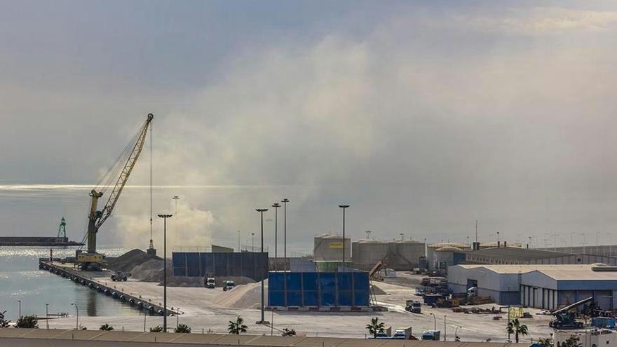 Nubes de polvo que se generan en el Puerto de Alicante.