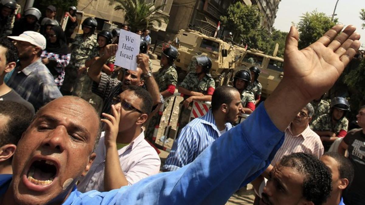 Cientos de egipcios reclaman el fin de las relaciones con Israel en El Cairo.