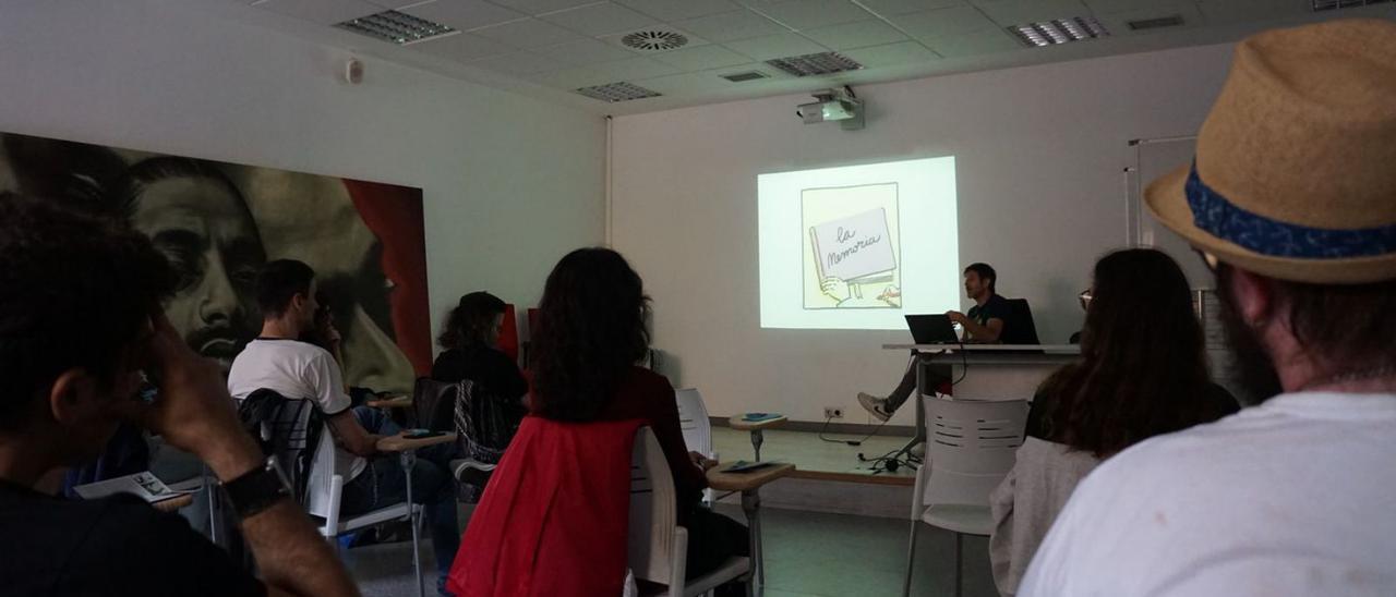 Participantes en el taller impartido por el dibujante Paco Roca en la Factoría Cultural.
