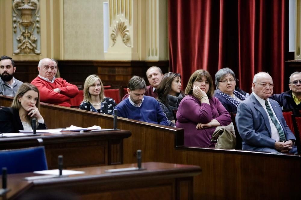 Así ha abandonado Xelo Huertas el pleno del Parlament