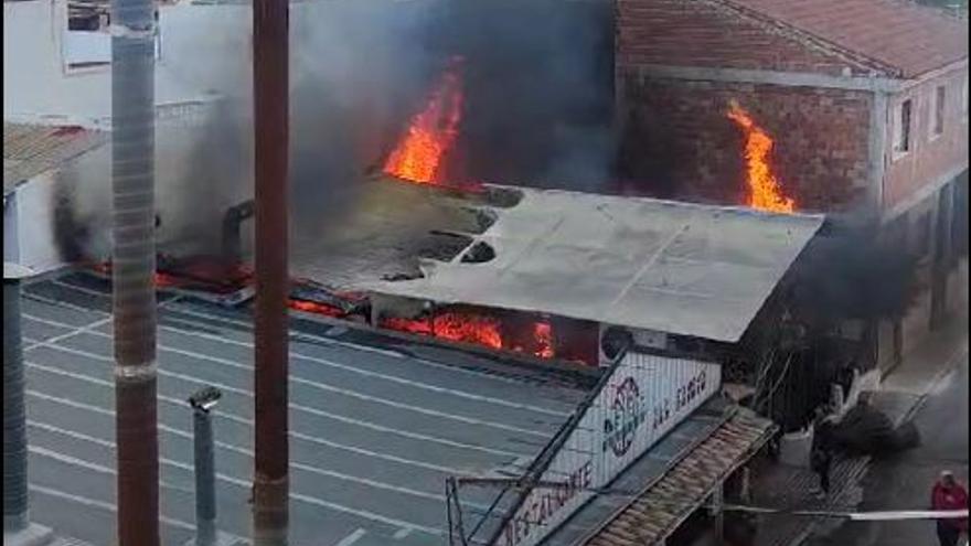 Las llamas devoran un restaurante en Algezares