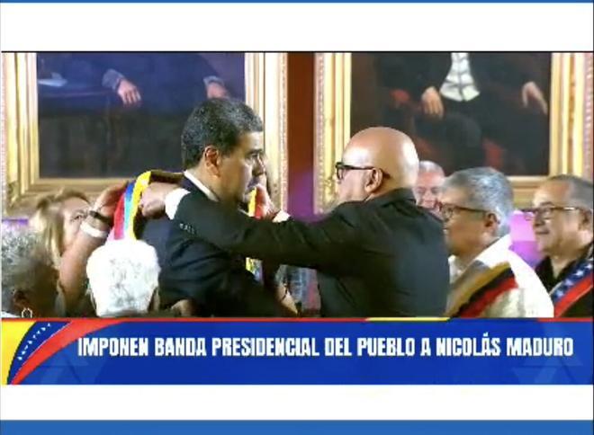 CDA101. CARACAS (VENEZUELA), 10/01/2025.- Captura de pantalla tomada de la cuenta oficial en Instagram del presidente de Venezuela Nicolás Maduro, @nicolasmaduro, de Nicolás Maduro (i) recibiendo la banda presidencial del presidente la Asamblea Nacional, Jorge Rodríguez, este viernes, en Caracas (Venezuela). Maduro fue juramentado este viernes como el presidente de Venezuela, para el período 2025-2031, por la Asamblea Nacional (AN, Parlamento), controlado por el oficialismo, pese a que la oposición mayoritaria reivindica que Edmundo González Urrutia fue el ganador de los comicios de julio pasado. EFE/ @nicolasmaduro /SOLO USO EDITORIAL/ SOLO DISPONIBLE PARA ILUSTRAR LA NOTICIA QUE ACOMPAÑA (CRÉDITO OBLIGATORIO) MEJOR CALIDAD DISPONIBLE. /SOLO USO EDITORIAL/ SOLO DISPONIBLE PARA ILUSTRAR LA NOTICIA QUE ACOMPAÑA (CRÉDITO OBLIGATORIO) MEJOR CALIDAD DISPONIBLE