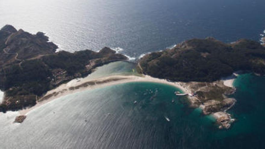 Espectacular vista aérea de Illas Cíes. / R. Grobas