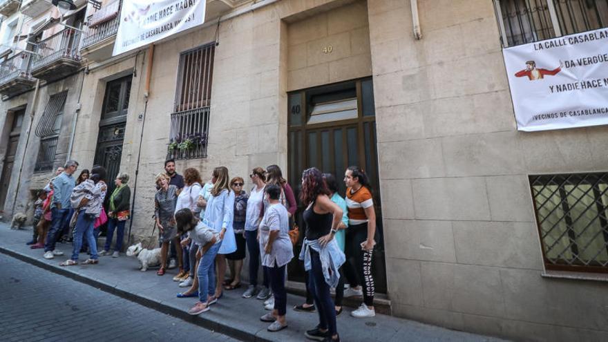 Concentración vecinal en la calle Casablanca en protesta por los okupas