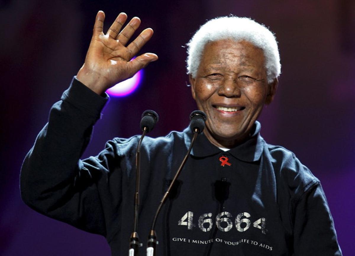 Nelson Mandela saluda els assistents a un concert, el juliol del 2005, a Johannesburg.