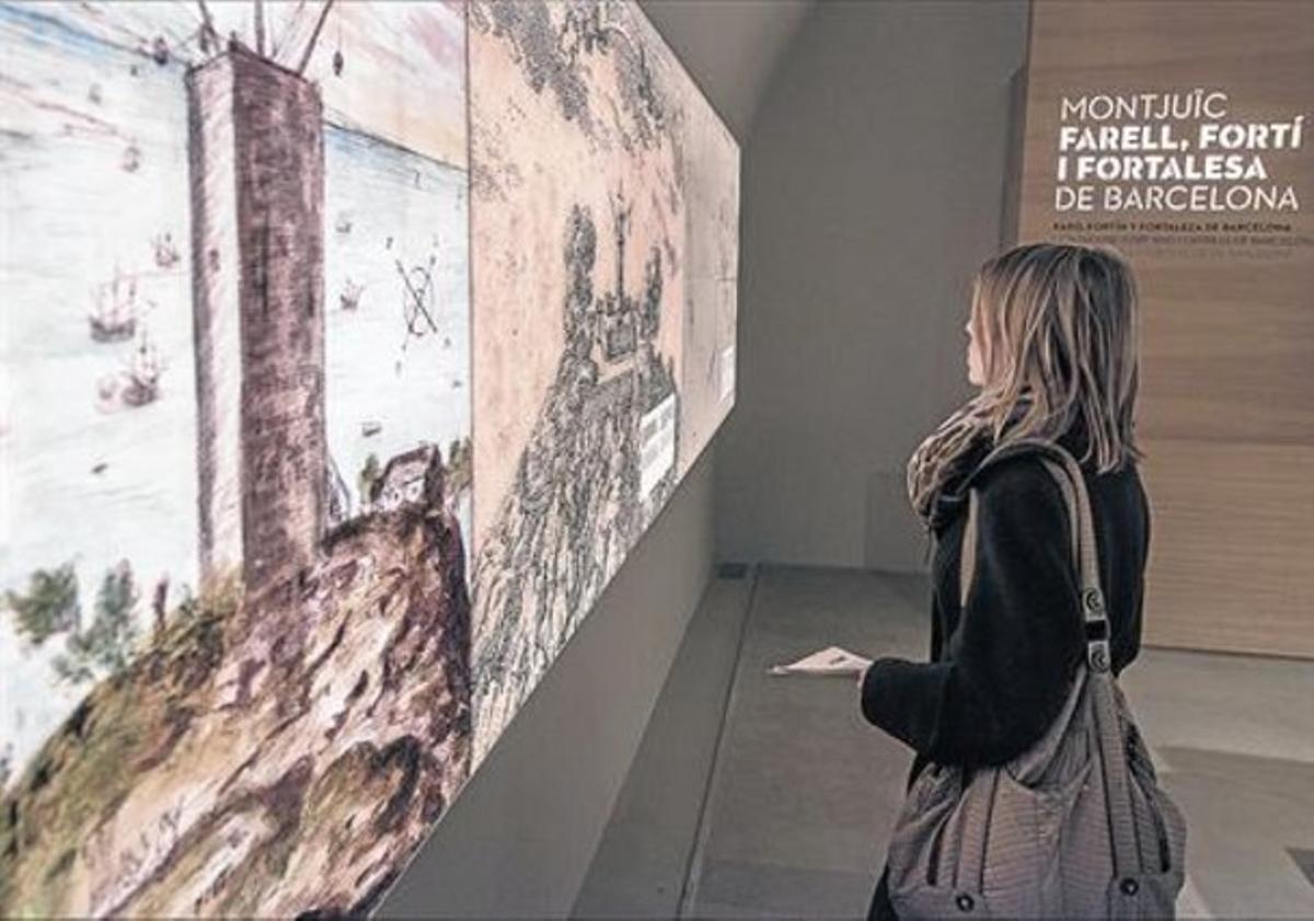 Una visitante, ayer, en el Centre d'Interpretació del Castell de Montjuïc.