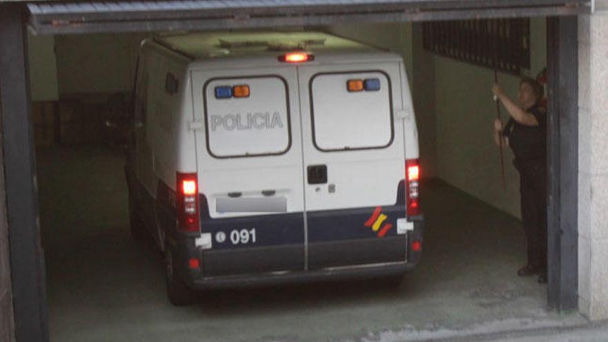 El furgón policial entrando en los juzgados de Vigo, esta mañana. // José Lores