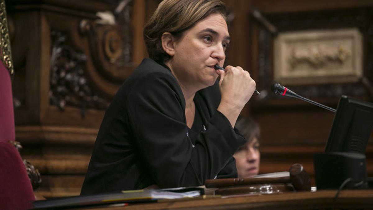 Ada Colau, durante un pleno municipal.