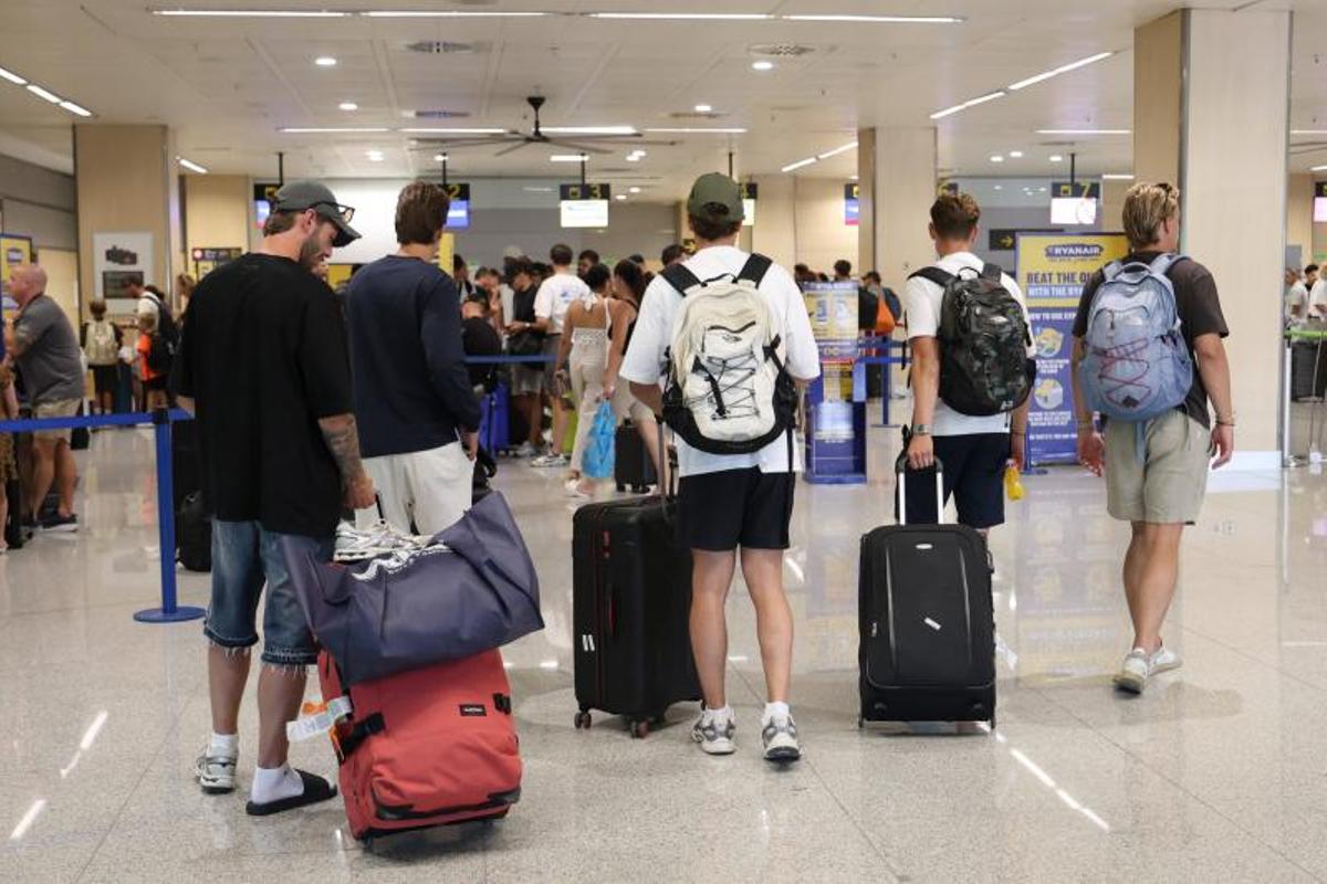Aeropuerto de Ibiza: la solución de quien huye y el problema de quien llega