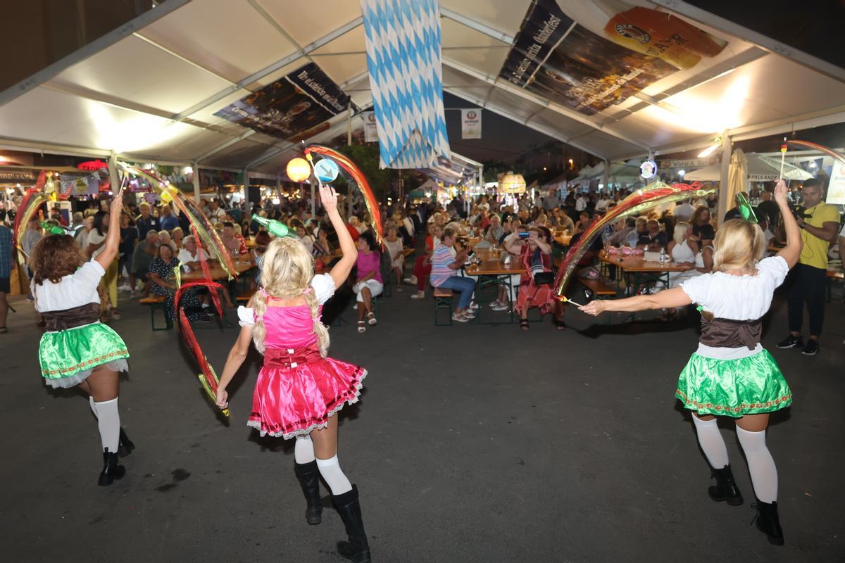 Bailes típicos alemanes durante la Oktoberfest de Torrox de 2022.