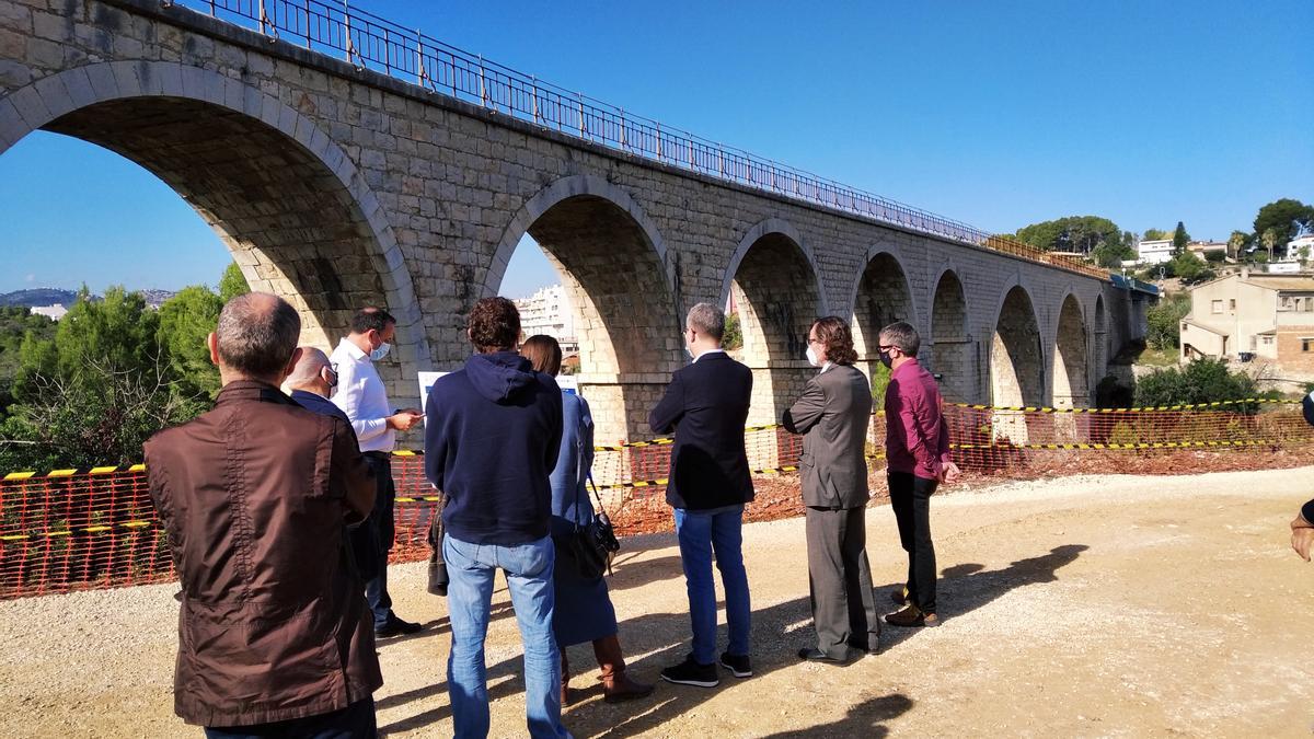 El puente centenario de sillares de piedra de Gata que se está restaurando