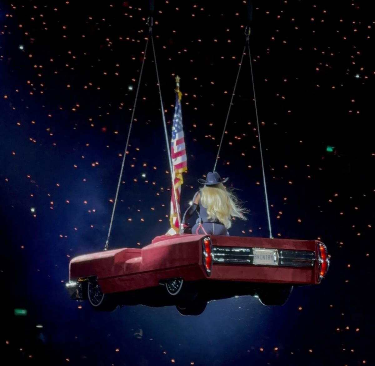 No es la primera vez que Beyoncé utiliza este coche rojo para interpretar en sus conciertos