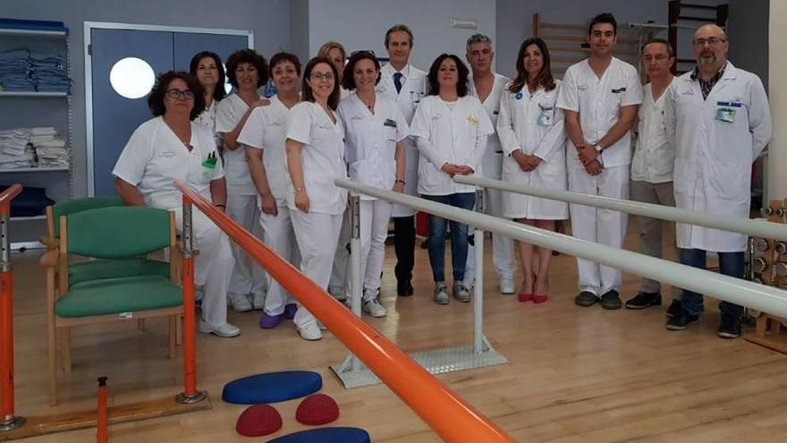 Profesionales del servicio de rehabilitación del Reina Sofía junto al gerente del hospital.