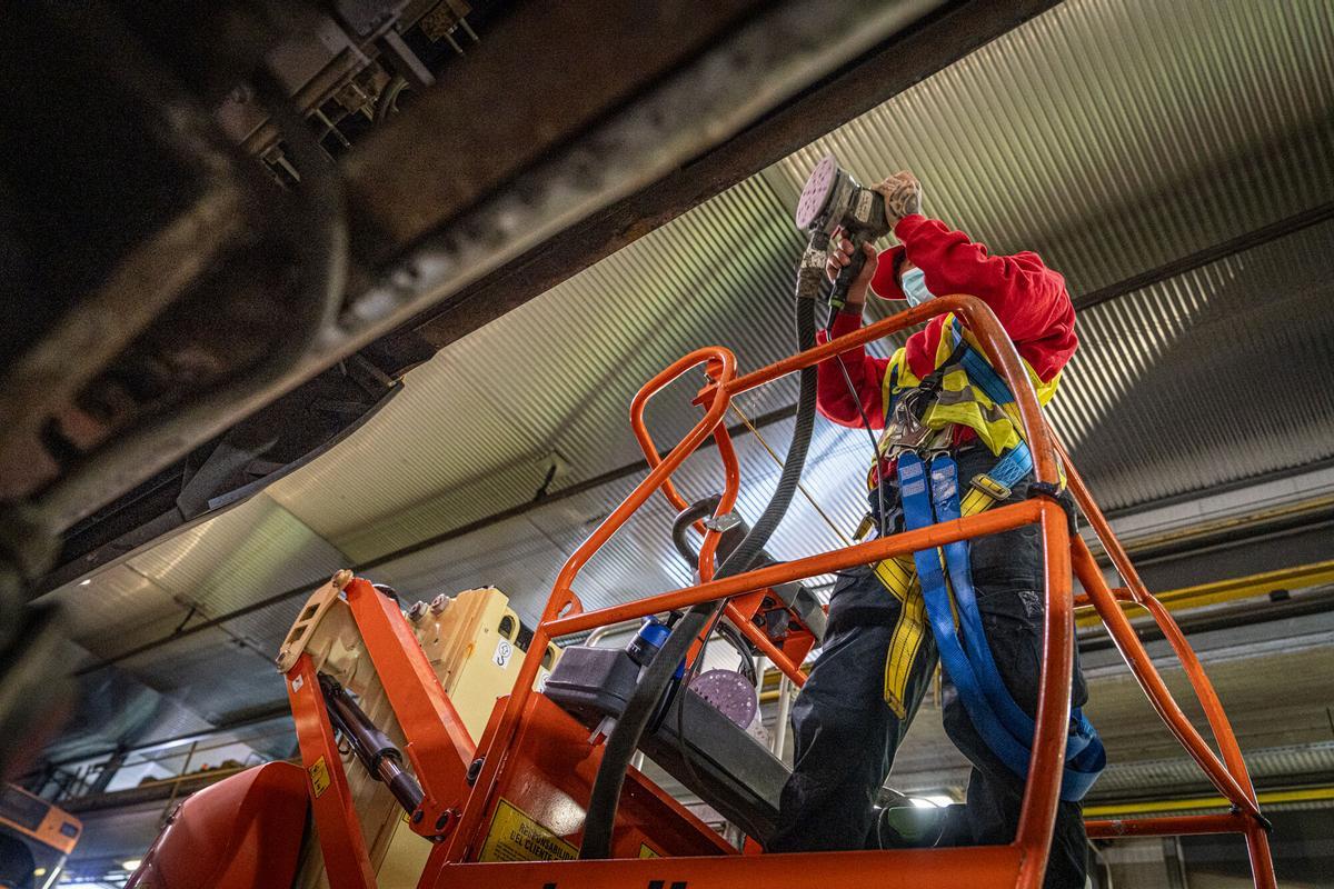 Proceso de limpieza de grafitis e instalación de vinilos en trenes de Rodalies.