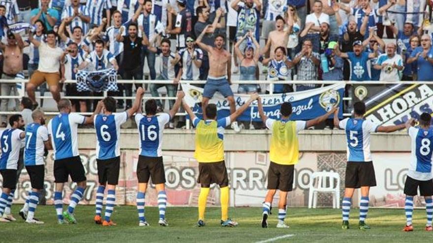 Aficionados del Hércules desplazados al Salto del Caballo celebran con el equipo la victoria del partido de ida contra el Toledo.