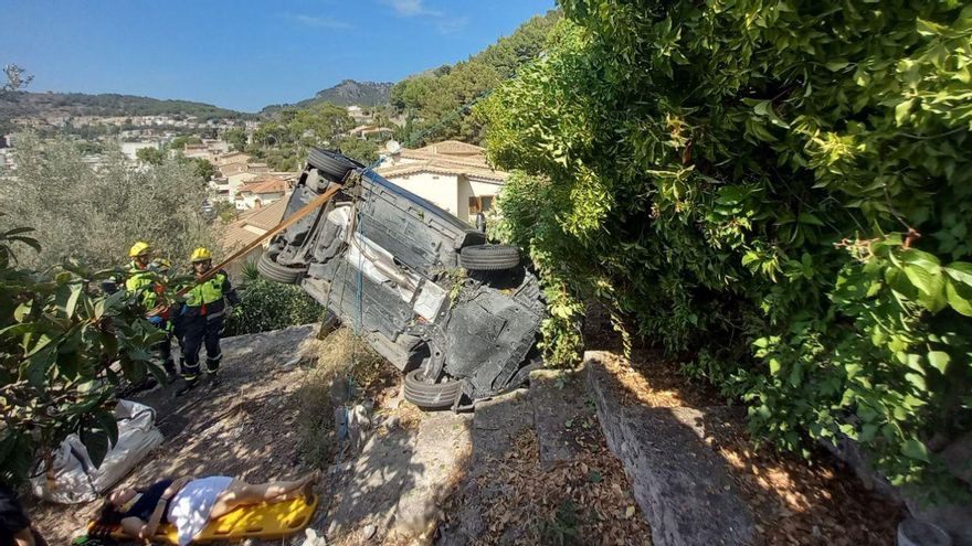 Dos heridos al caer con su coche a un huerto en el Port de Sóller