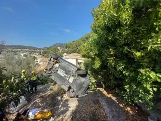 Dos heridos al caer con su coche a un huerto en el Port de Sóller