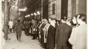 Colas a las puertas del sala Gaspar para ver la exposición de Picasso en 1960