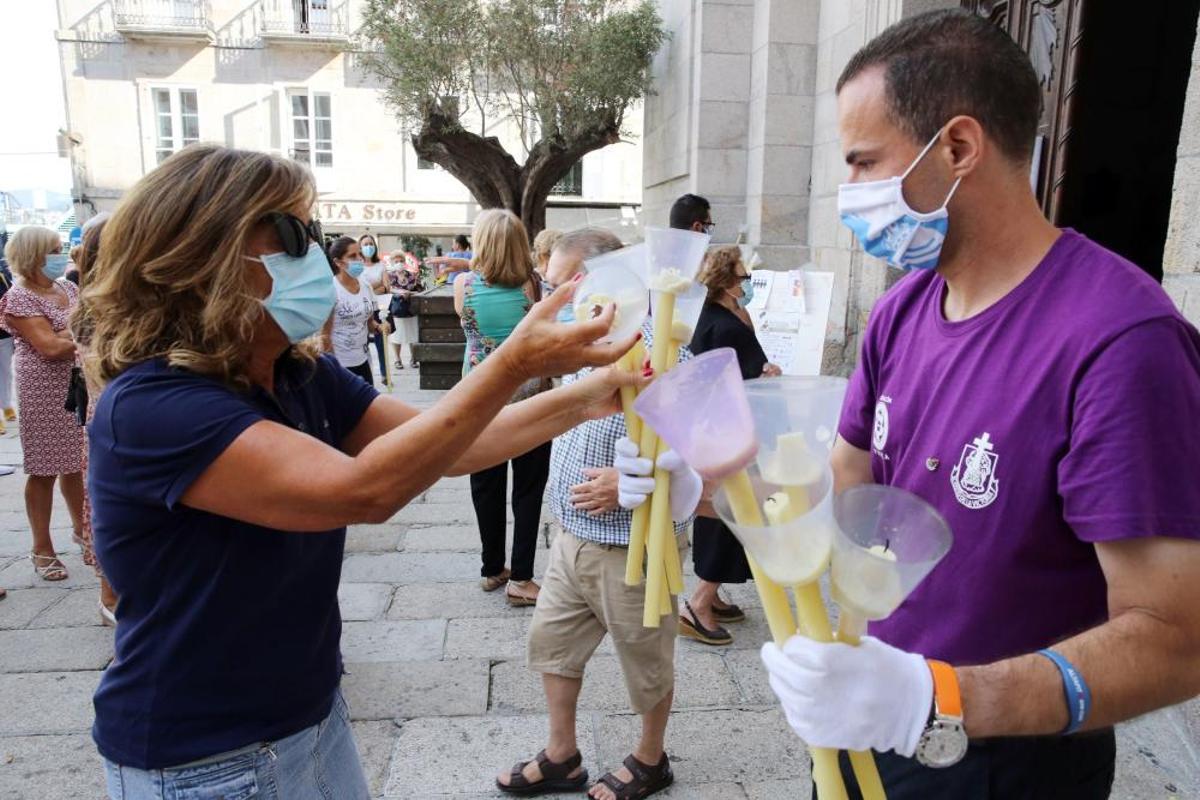 La pandemia no frena la pasión por el Cristo. A pesar de que la Covid-19 ha impedido, por primera vez en la historia, la celebración de la multitudinaria procesión, centenares de fieles recorren desde ayer las calles de la ciudad y el Casco Vello para rendirle homenaje.