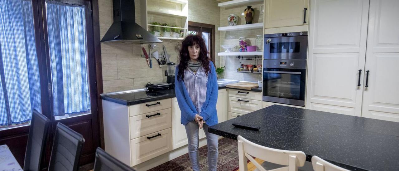 María José Perez, en la cocina de su casa, en la barriada palmesana de Foners.