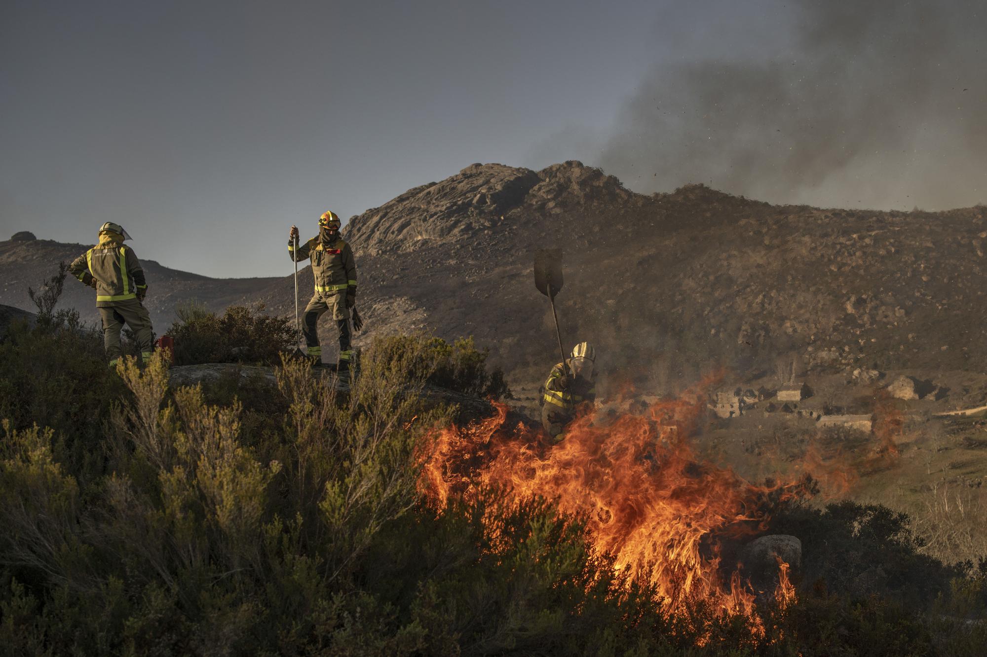 Ourense arde en pleno invierno: un incendio en O Xurés calcina ya 100 hectáreas