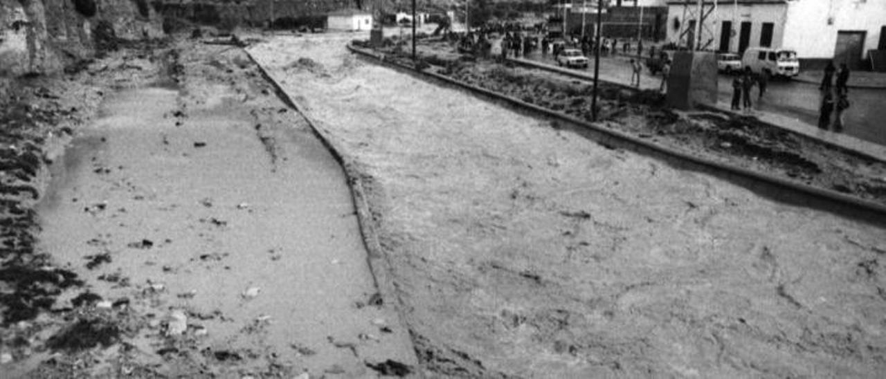 El río Vinalopó a su paso por el barrio de Caliu en Elda durante la riada de 1982.