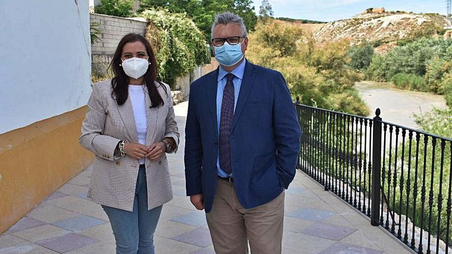 Ana Carrillo y Esteban Morales, en el paseo del Genil.