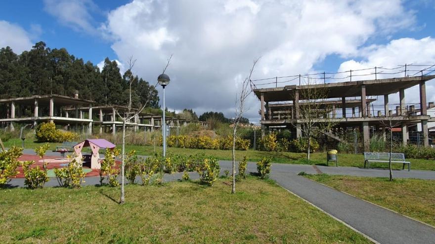 Puja en Costa Miño Golf: Al menos tres inversores participan en la puja de una parcela y los últimos esqueletos de la urbanización