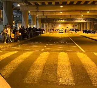 Vuelven las colas de día y de noche al aeropuerto de Alicante-Elche ante la falta de capacidad del transporte público