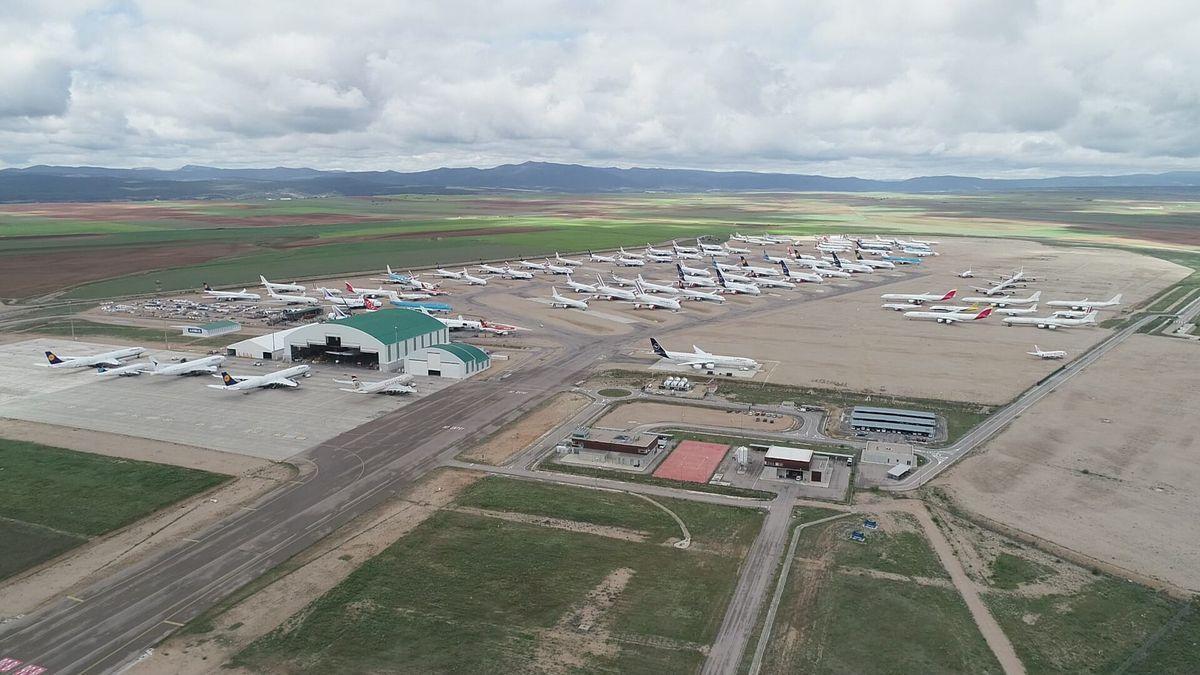 Vista aérea del aeropuerto de Teruel, con su enorme campa para estacionar aviones.