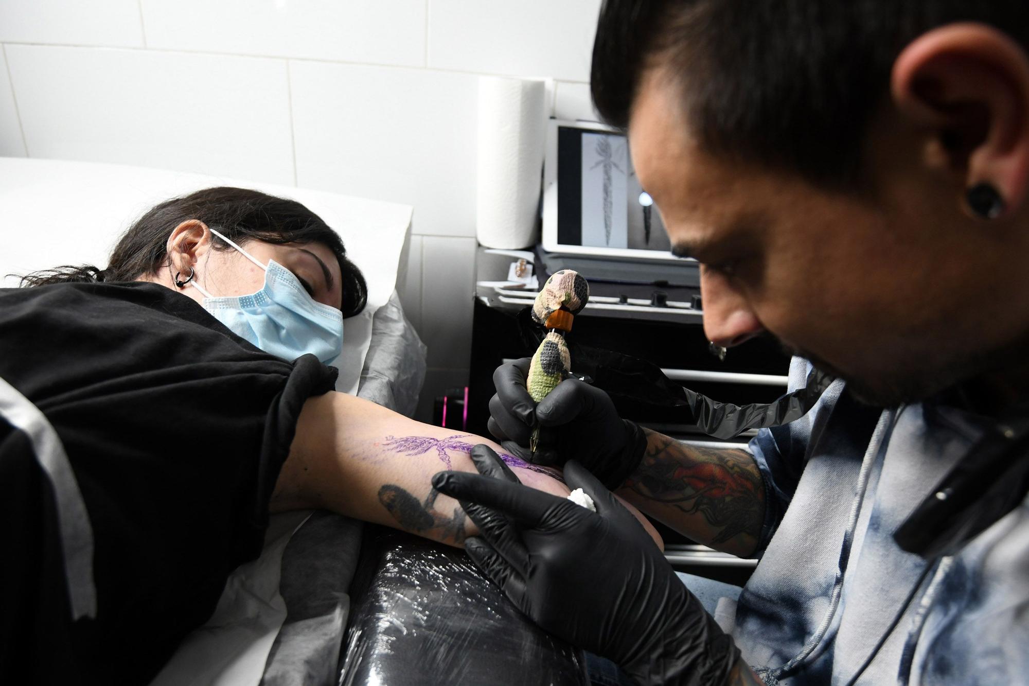 Pedro José Pérez tatuando en su estudio de Pontevedra.