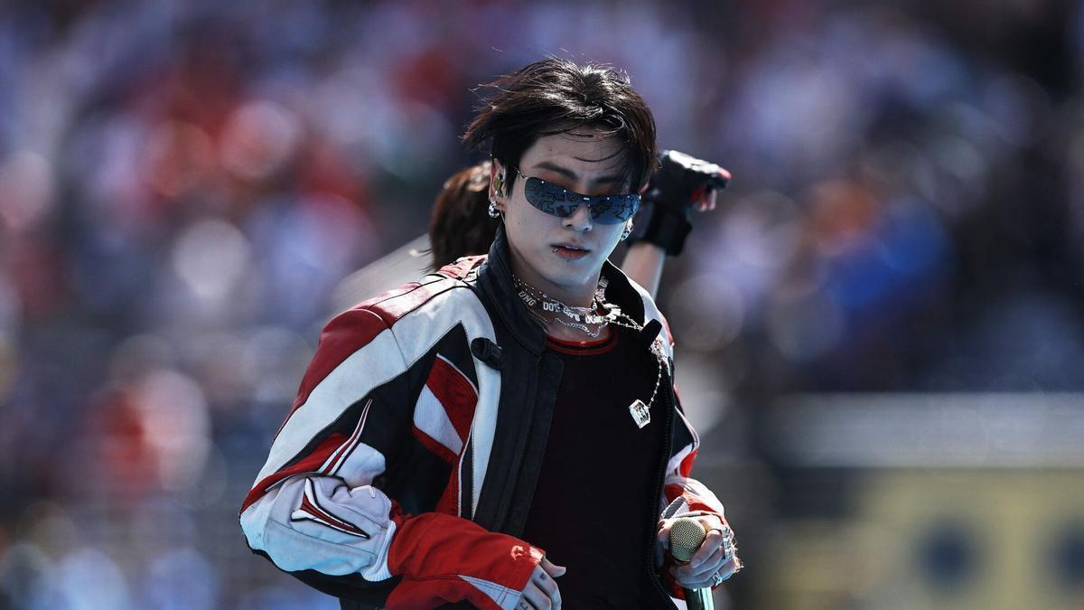 Jungkook de BTS actuando en el show de la final del Mundial 2026