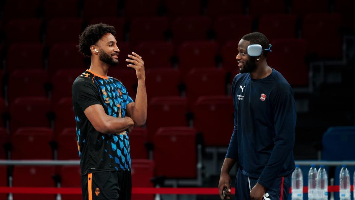 Braxton Key habla con Eugene Omoruyi antes del Baskonia - Valencia Basket de Euroliga.