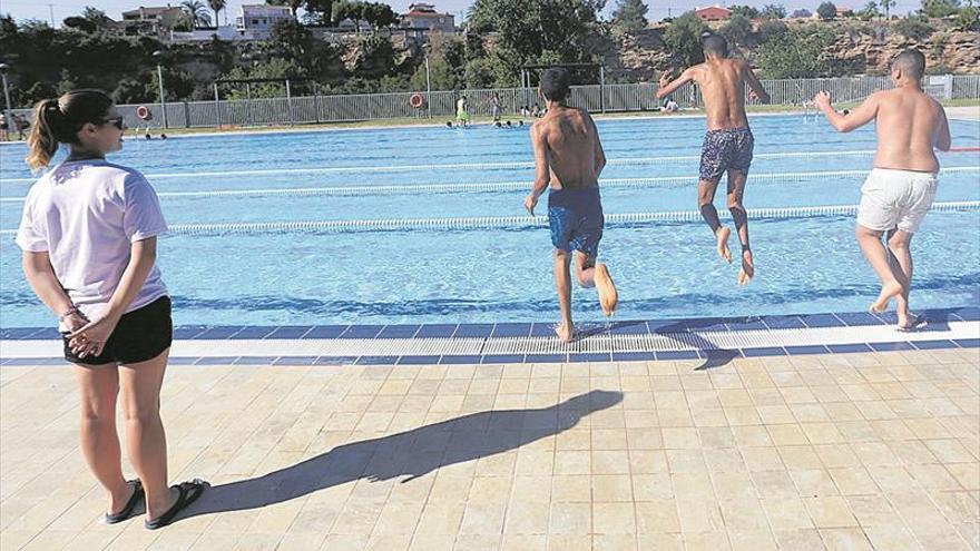 Abren la piscina de verano con más frecuencia del bus al Termet