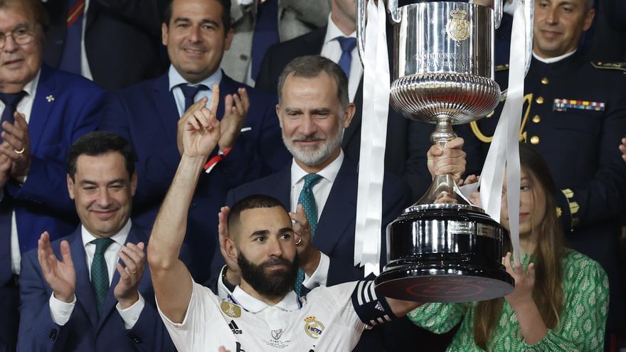 SEVILLA, 06/05/2023.- El capitán del Real Madrid, Karim Benzema levanta la Copa de S.M. El Rey entregada por Felipe VI tras vencer 2-1 a Osasuna en la final de la Copa del Rey de fútbol este sábado en el estadio de La Cartuja de Sevilla.