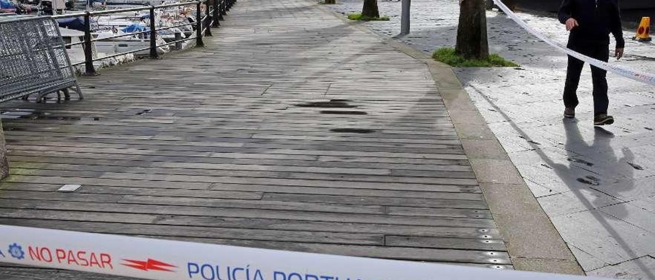 Precintado por precaución en A Laxe  |  Las bajas temperaturas registradas durante las mañanas en combinación con la ausencia de sol en esta zona forman placas de hielo que constituyen un peligro para los usuarios del paseo que bordea la dársena deportiva de A Laxe, frente al centro comercial. Para evitar accidentes, la Autoridad Portuaria de Vigo está optando estos días por precintar parcialmente el tramo de tarima de madera (como se aprecia en la imagen) desde su inicio en la Estación Marítima hasta la de Ría.