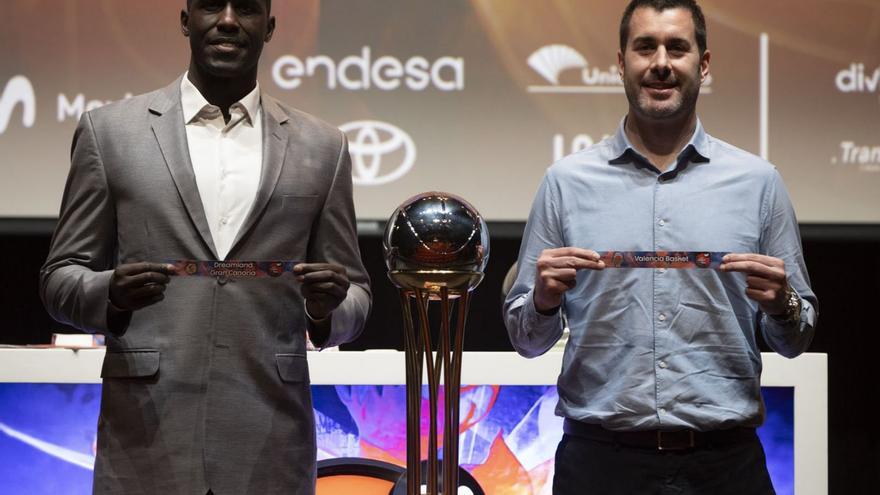 Sitapha Savané, junto a Luis Arbalejo. Abajo, el codiciado trofeo. | EFE/EUROPA PRESS