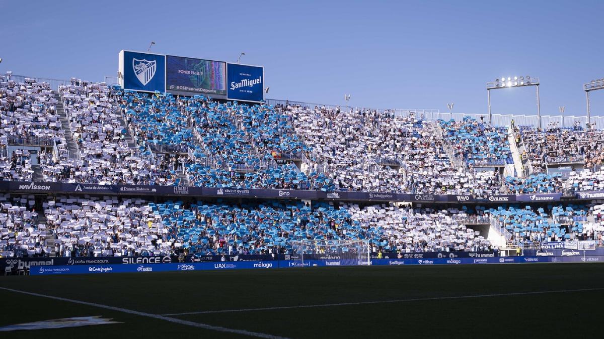 Un espectacular mosaico recibió al Málaga CF en La Rosaleda contra el Castellón.